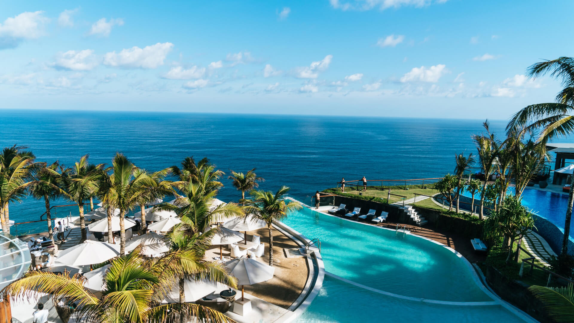 海が見えるプールの写真